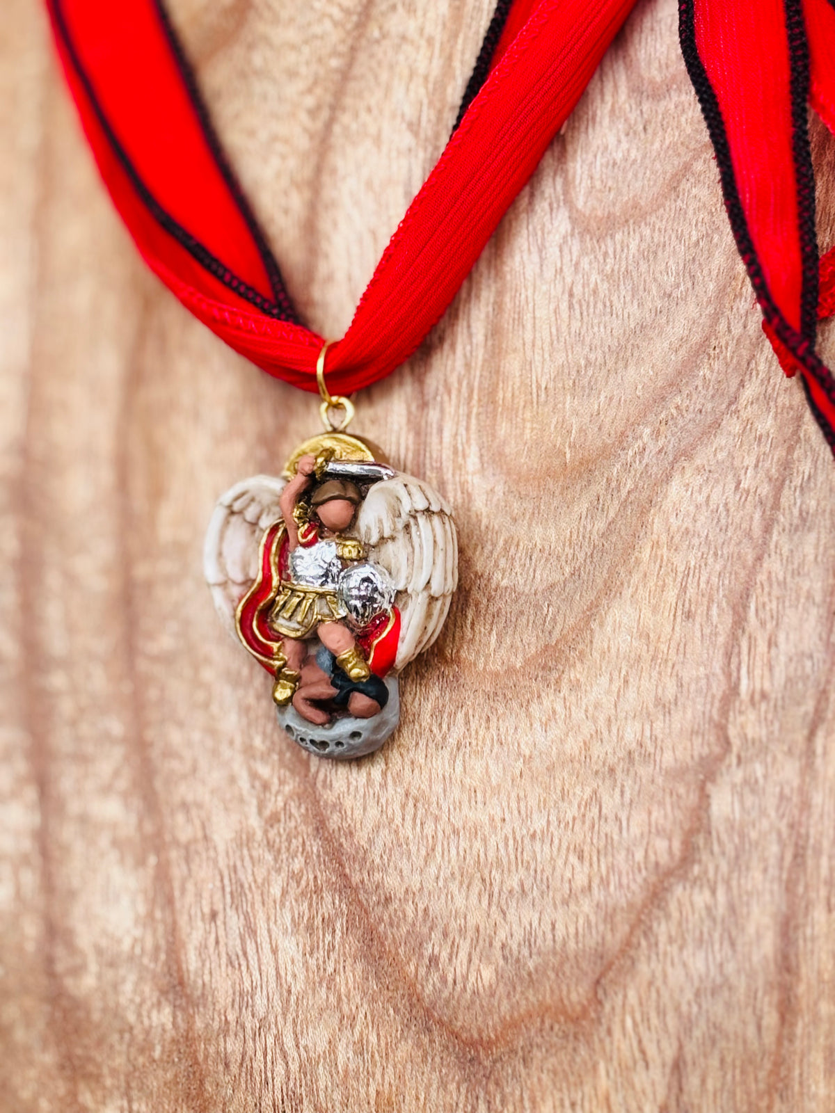 Colgante San Miguel Arcángel (manto rojo)