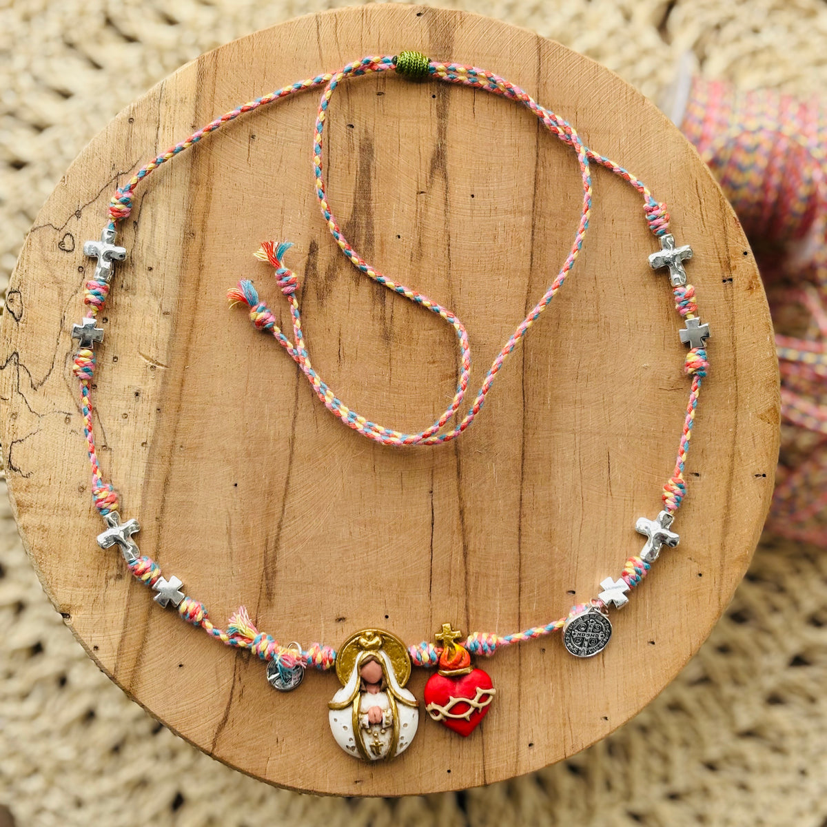 Collar Nuditos de colores Virgen del Valle