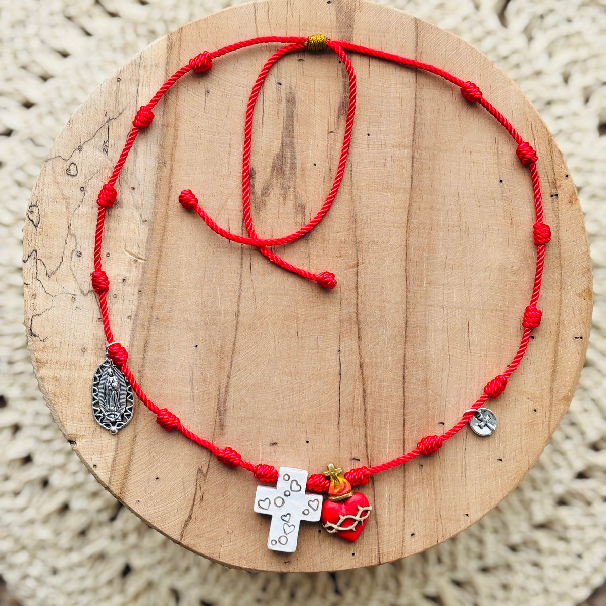 Collar Nuditos Rojos Cruz de amor y Corazon detente con dijes